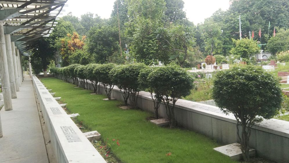 বনানী কবরস্থানে দেখা গেল ভিন্ন এক ১৫ আগস্ট