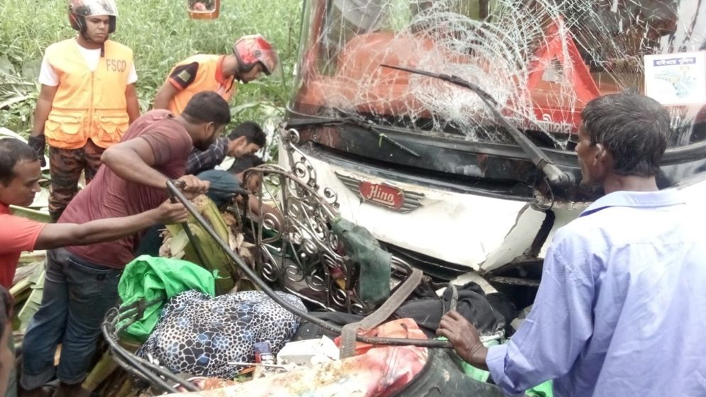 নোয়াখালীতে বাস চাপায় মা-ছেলেসহ নিহত ৩