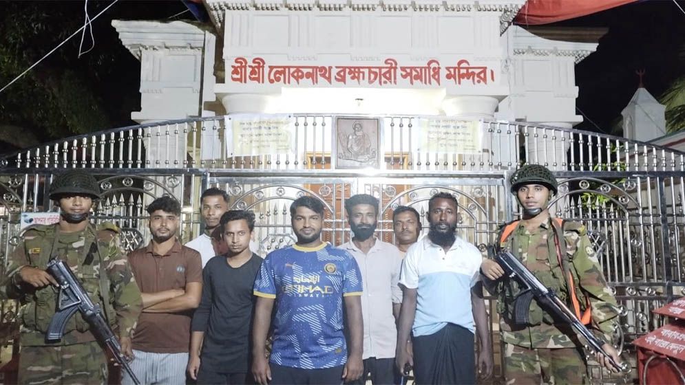 সোনারগাঁওয়ে মধ্যরাতে মন্দির পাহারায় মুসলিম যুবকরা