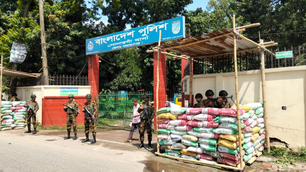 নারায়ণগঞ্জে থানার নিরাপত্তায় সেনাবাহিনী