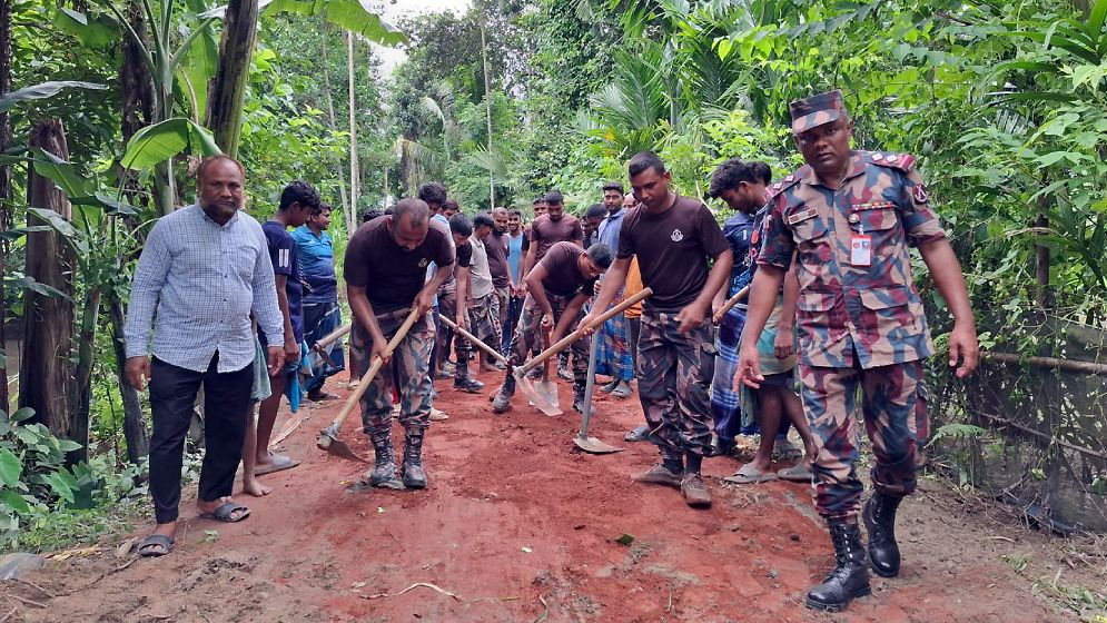 বিজিবি ও ছাত্র সমাজের উদ্যোগে রাস্তা সংস্কার