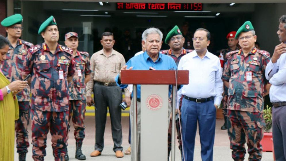 পিলখানায় গিয়ে বিজিবির উদ্দেশে যা বললেন স্বরাষ্ট্র উপদেষ্টা