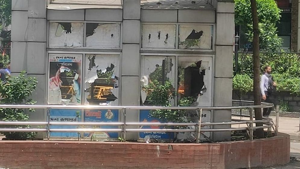 বাংলামোটর পুলিশ বক্সে আগুন