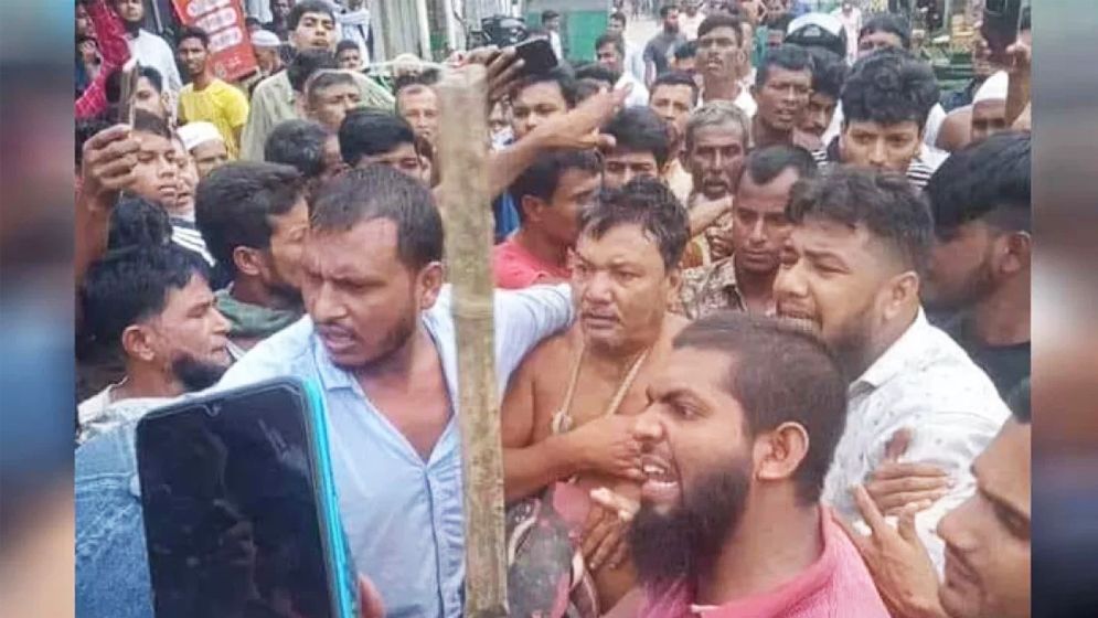 ইউপি চেয়ারম্যানকে জুতার মালা পরিয়ে থানায় সোপর্দ