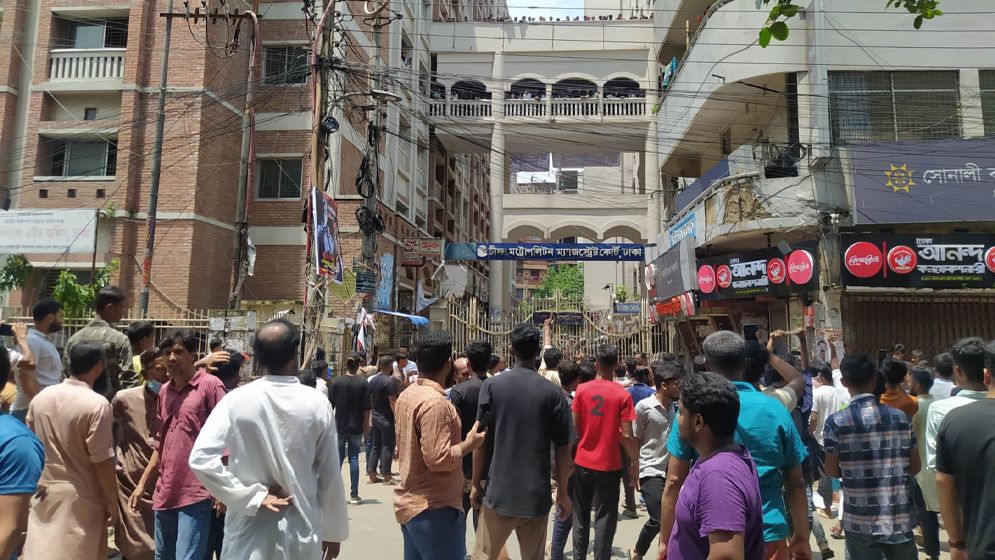 সিএমএম আদালতের প্রধান ফটক ভাঙার চেষ্টা, পুলিশের গাড়িতে আগুন