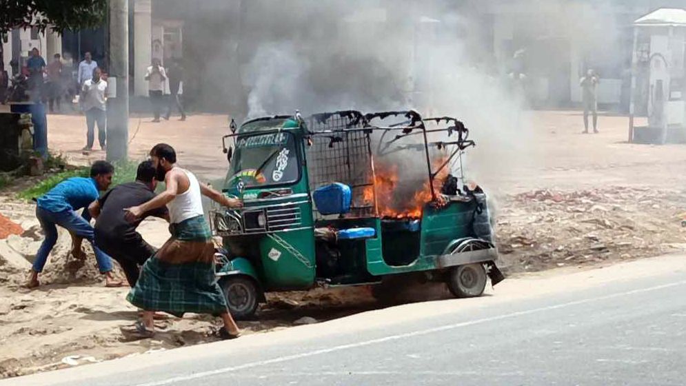 গ্যাস ফিলিংয়ের সময় সিএনজিতে আগুন, চালক আহত