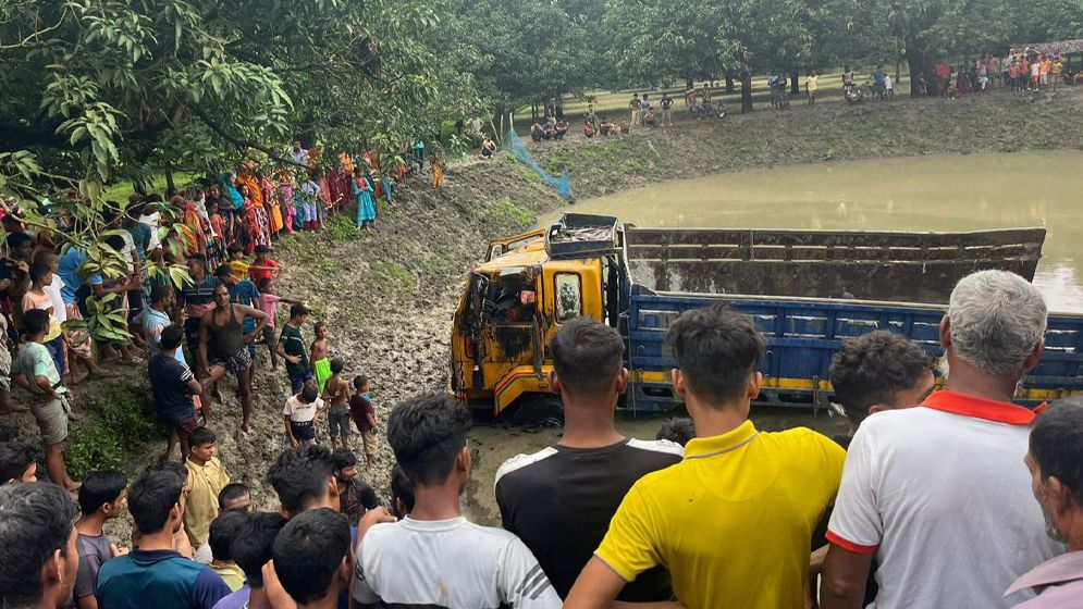 শিবগঞ্জে সিমেন্টভর্তি ট্রাক খাদে পড়ে নিহত ২