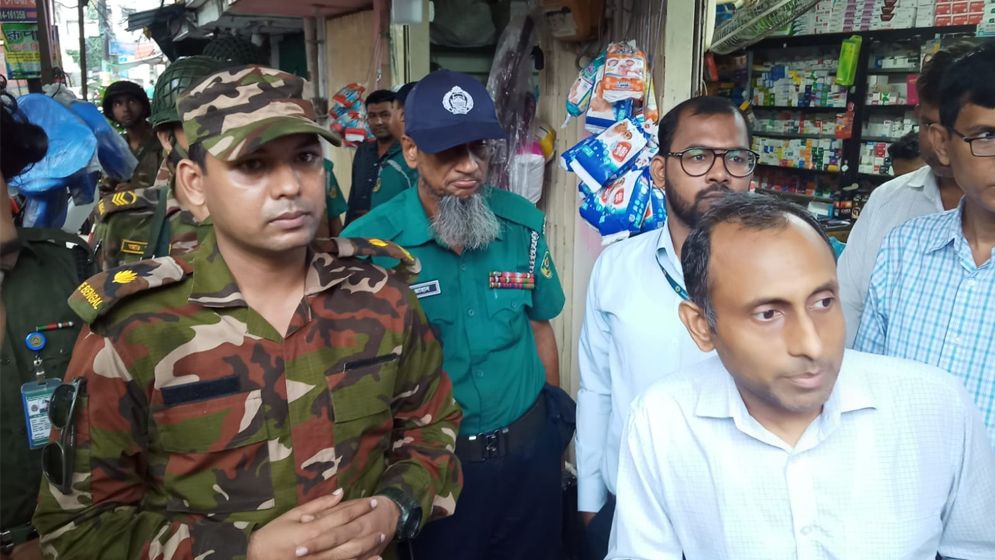 চমেক হাসপাতালের সামনে অভিযান, দুই ফার্মেসিকে জরিমানা