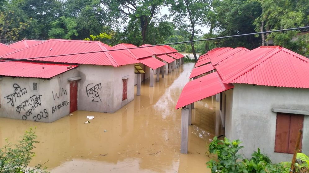 গোমতীর পানি বাঁধ ছুঁই ছুঁই, পানিবন্দি ২ হাজার পরিবার
