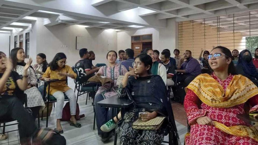 ঢাবি অর্থনীতি বিভাগের দুই অধ্যাপককে অপসারণের দাবি শিক্ষার্থীদের