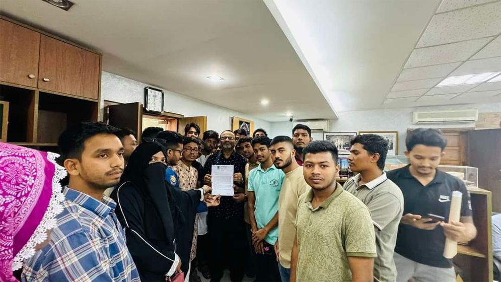 ঢাবিতে দলীয় রাজনীতি নিষিদ্ধের দাবিতে উপাচার্যকে স্মারকলিপি প্রদান