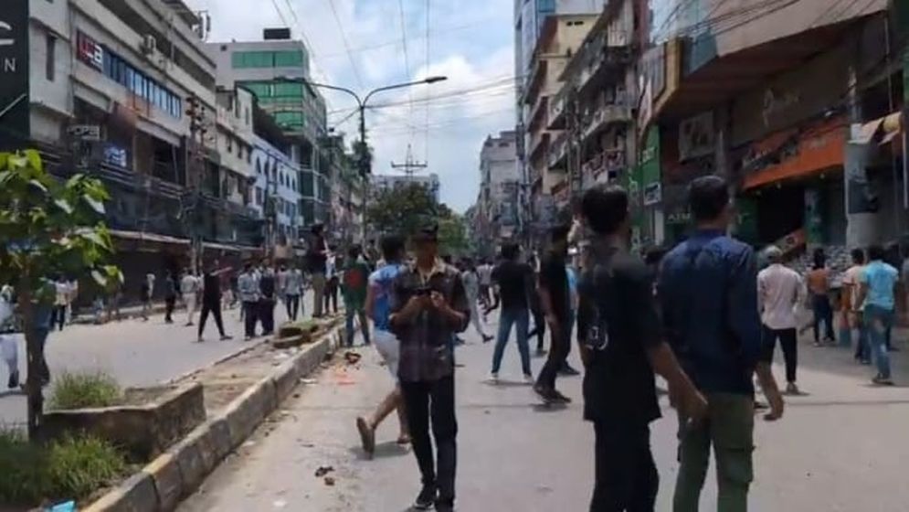 সাইন্সল্যাবে শিক্ষার্থী-ছাত্রলীগ সংঘর্ষ, ইট-পাটকেল নিক্ষেপ