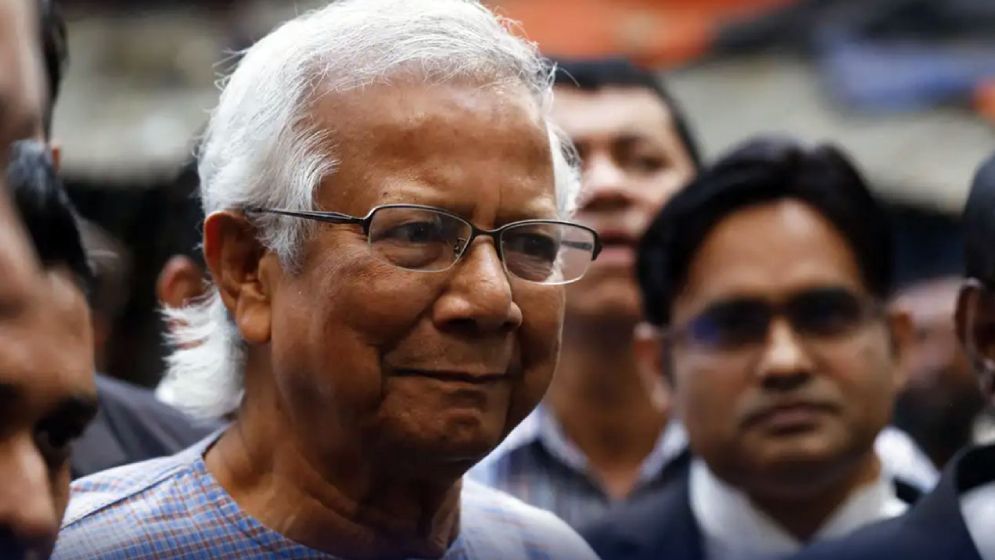 ঢাকায় ফিরলেন ড. ইউনূস, অন্তর্বর্তী সরকারের শপথগ্রহণ রাতে