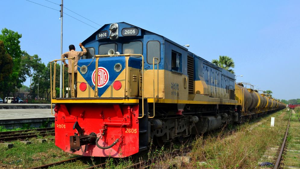 বন্যার কারণে পূর্বাঞ্চলে ট্রেন চলাচল বন্ধ