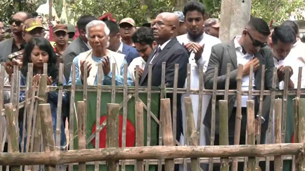 আবু সাঈদের কবর জিয়ারত করলেন ড. ইউনূস