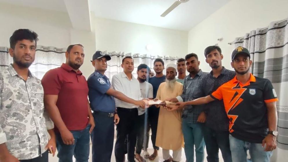 মধ্যনগরে আয়াতুল্লাহর পরিবারকে অর্থ সহায়তা