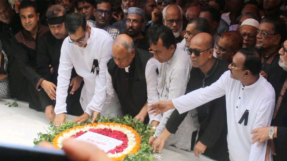 বঙ্গবন্ধুর সমাধিতে শ্রদ্ধা জানাতে নেতাকর্মীদের ঢল