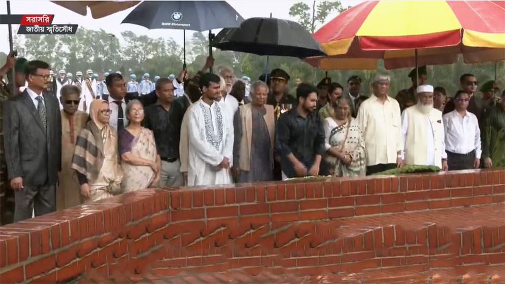 স্মৃতিসৌধে অন্তর্বর্তী সরকারের উপদেষ্টাদের শ্রদ্ধা
