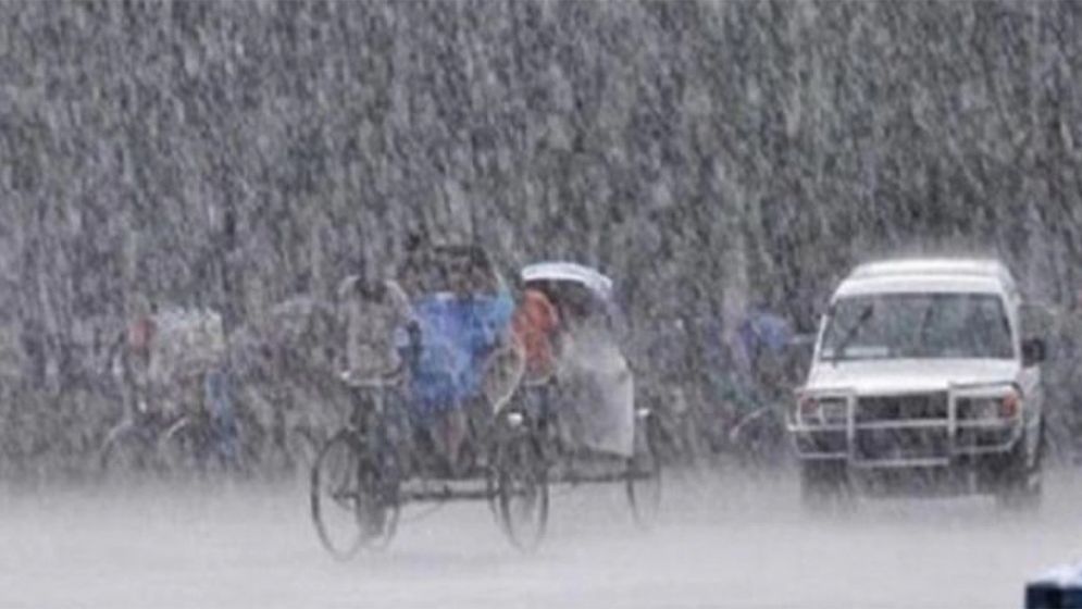 বন্যার মধ্যেই অতি ভারী বৃষ্টির পূর্বাভাস