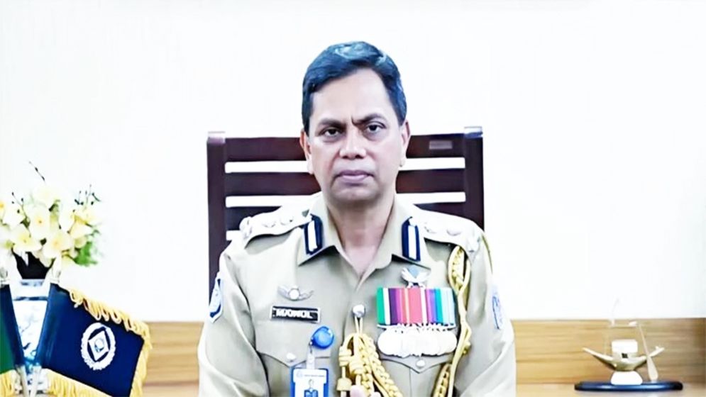 আহত পুলিশ সদস্যদের দেখতে কেন্দ্রীয় পুলিশ হাসপাতালে আইজিপি