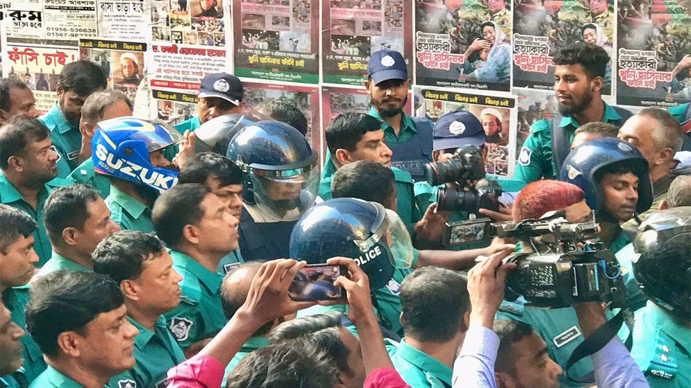 ভয়ে দৌড়ে হাজতখানায় ঢুকলেন হাসানুল হক ইনু