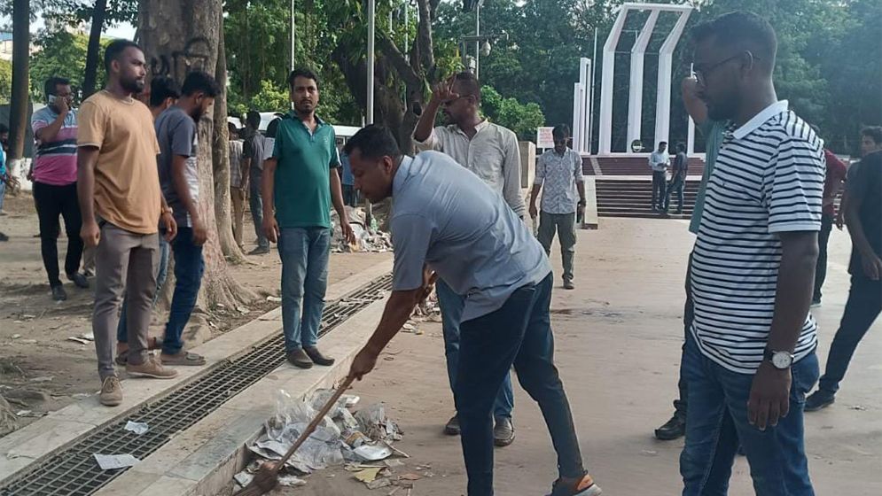 কর্মসূচি শেষে শহীদ মিনার পরিষ্কার করলো জবি ছাত্রদল
