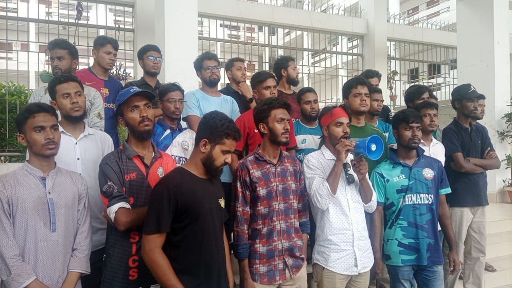 উপাচার্যের পদত্যাগের দাবিতে যবিপ্রবিতে বিক্ষোভ