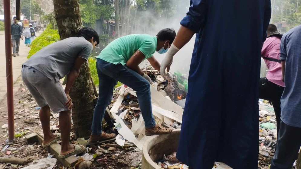 ঝালকাঠিতে সড়ক পরিষ্কার করছে আন্দোলনরত শিক্ষার্থীরা