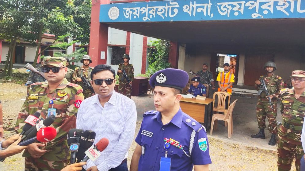 জয়পুরহাটে সব থানায় পুলিশের সেবা কার্যক্রম শুরু