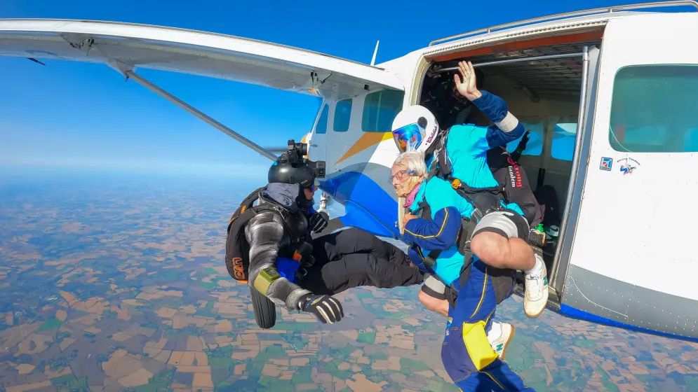 ১০২ বছর বয়সে স্কাইডাইভ, যেভাবে বিশ্ব রেকর্ড গড়লে বৃটিশ নারী