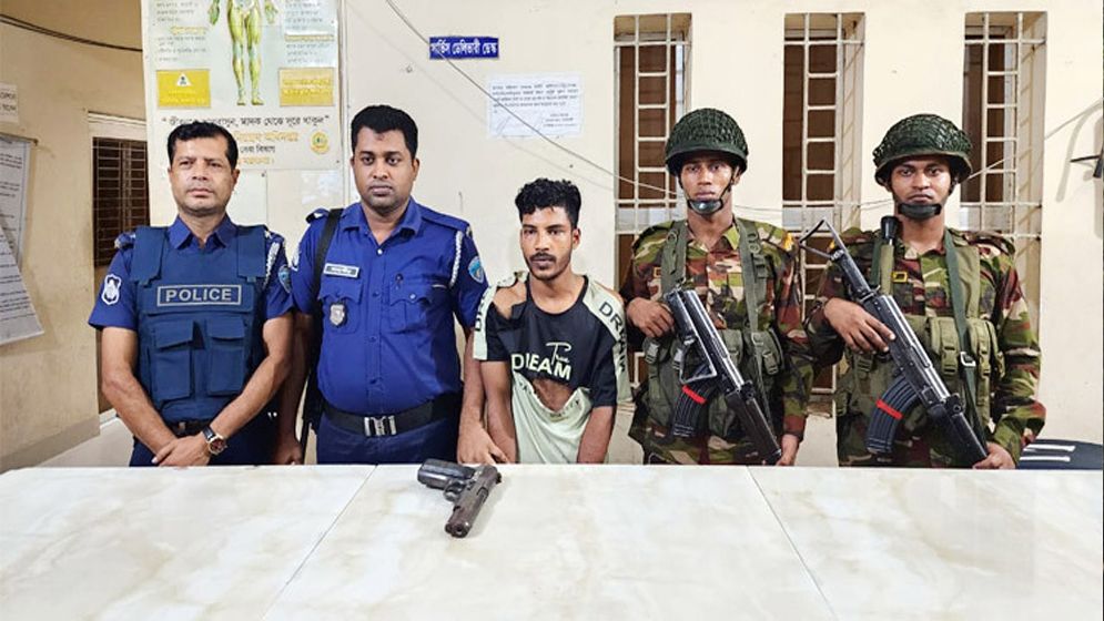 থানার লুট করা পিস্তল বিক্রি করতে গিয়ে যুবক গ্রেপ্তার