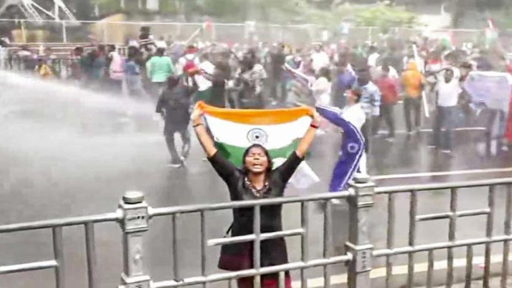 কলকাতায় মমতার পদত্যাগ দাবিতে ব্যাপক সংঘর্ষ