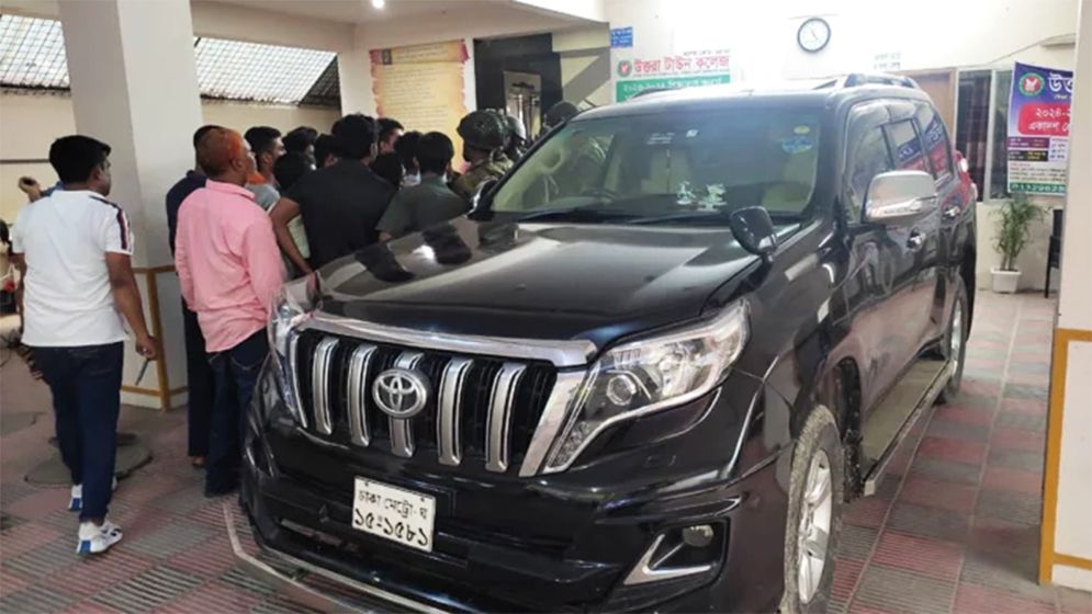 স্বরাষ্ট্র মন্ত্রণালয়ের স্টিকারযুক্ত গাড়িতে বস্তাভর্তি টাকা উদ্ধার