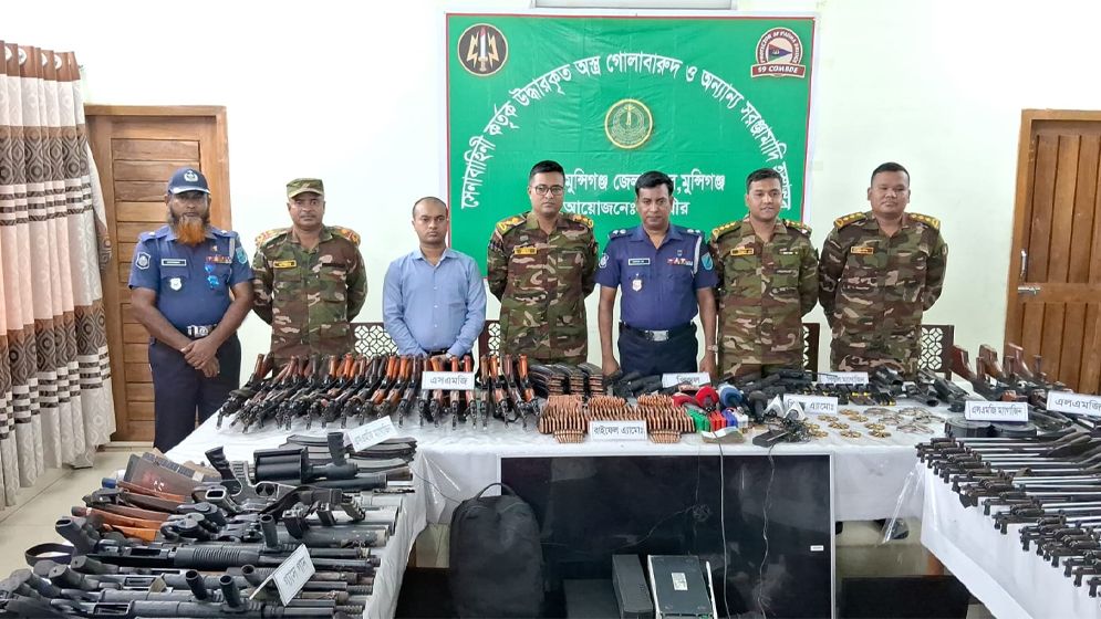 লুট হওয়া অস্ত্র, গোলাবারুদ পুলিশের কাছে হস্তান্তর