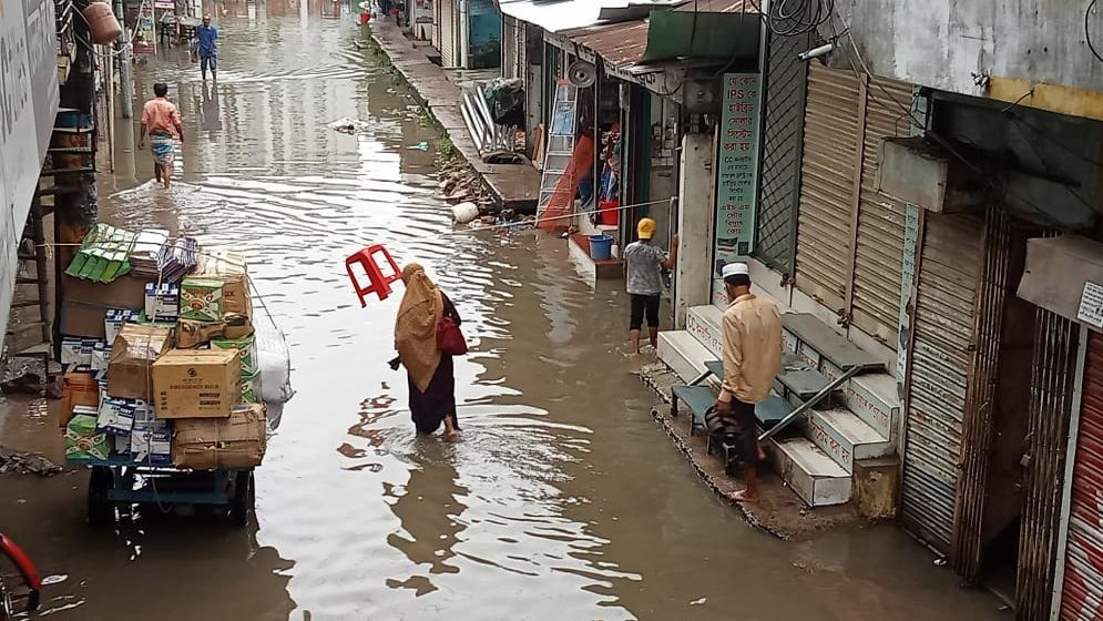 ভারী বর্ষণে তলিয়ে গেছে নোয়াখালী, পানিবন্দি লাখ লাখ মানুষ