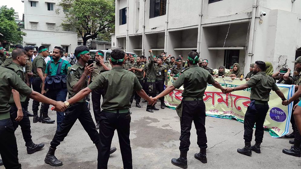 সচিবালয়ে অবরুদ্ধ কর্মকর্তা-কর্মচারীরা