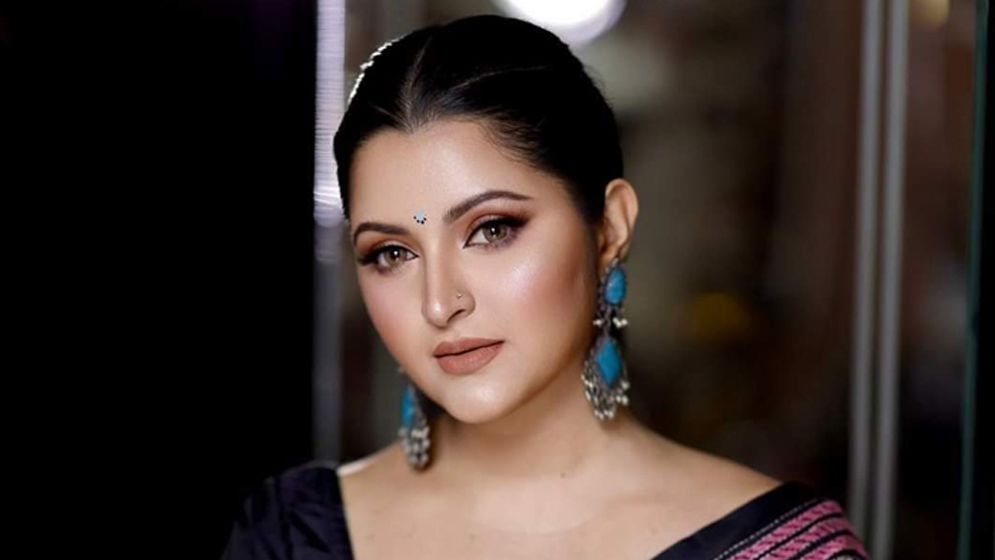 সর্বোচ্চ দিয়ে বন্যার্তদের পাশে পরীমণি