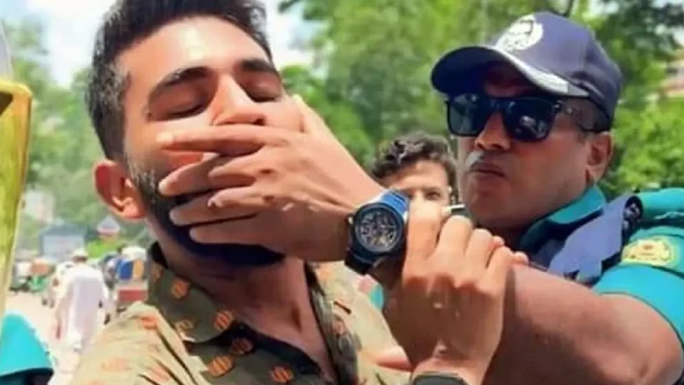 শিক্ষার্থীর মুখ চেপে ধরে ভাইরাল পুলিশ পরিদর্শক আরশাদ বরখাস্ত