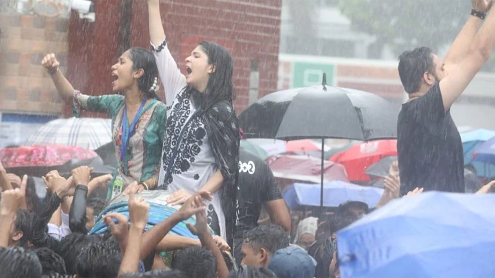 বৃষ্টিতে ভিজে রাজধানীর বিভিন্ন স্থানে বিক্ষোভ-মিছিল, সহিংসতার বিচার দাবি