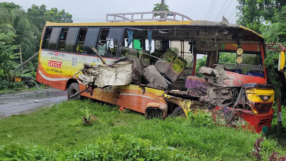 রাজবাড়ীতে বাস-ট্রাকের মুখোমুখি সংঘর্ষ: নিহত ২