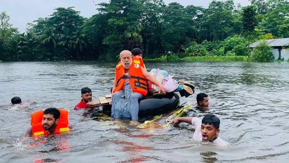 স্মরণকালের ভয়াবহ বন্যায় দুর্গতদের সহায়তায় রেড ক্রিসেন্ট
