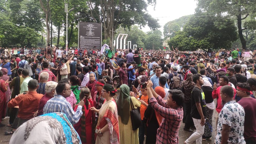 শহীদ মিনারে জনসমুদ্র, চলছে স্লোগান