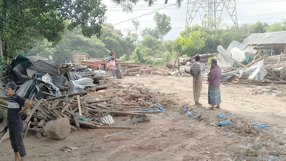 মুরাদনগরে রাতের অন্ধকারে দোকানঘর ভাঙচুর ও লুটপাট