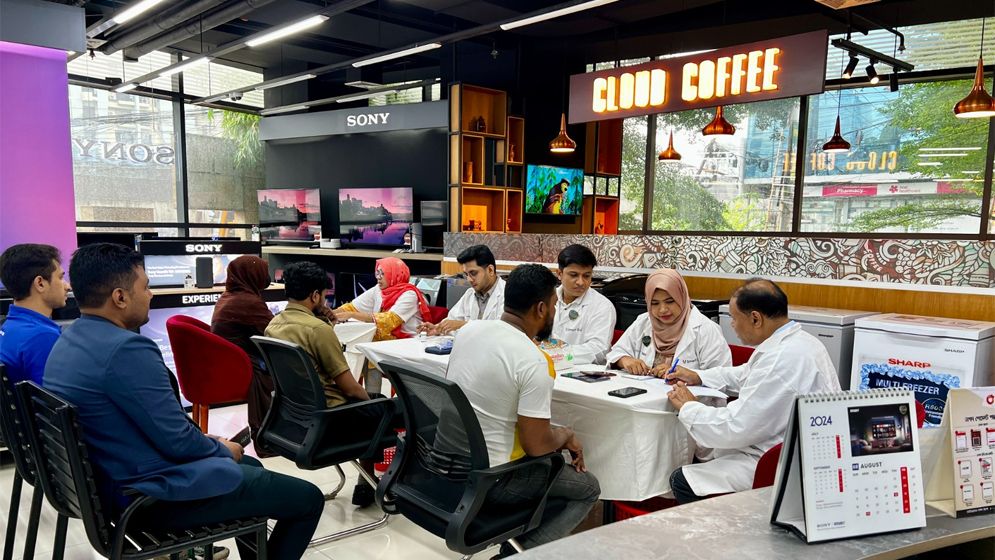 উত্তরা শোরুমে বিনামূল্যে স্বাস্থ্যসেবা দিচ্ছে সনি-স্মার্ট