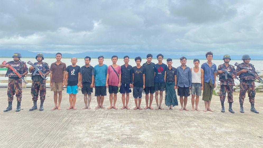 টেকনাফে ফের পালিয়ে এলো মিয়ানমার বিজিপির ১৩ সদস্য