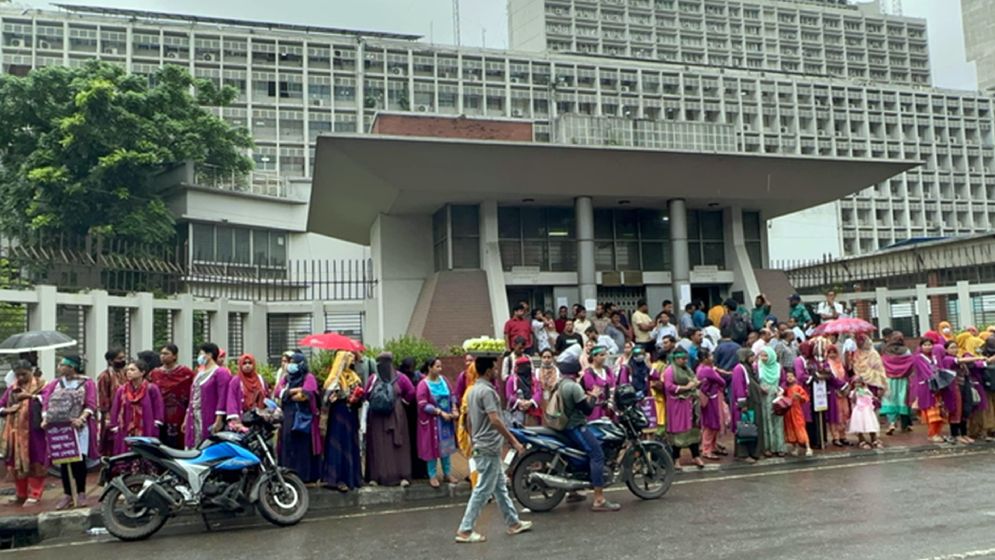 তথ্য আপা প্রকল্পের নারীরা এবার সচিবালয়ের সামনে