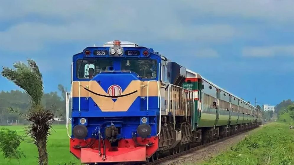 সব রুটে ট্রেন চলাচল বন্ধ আজ