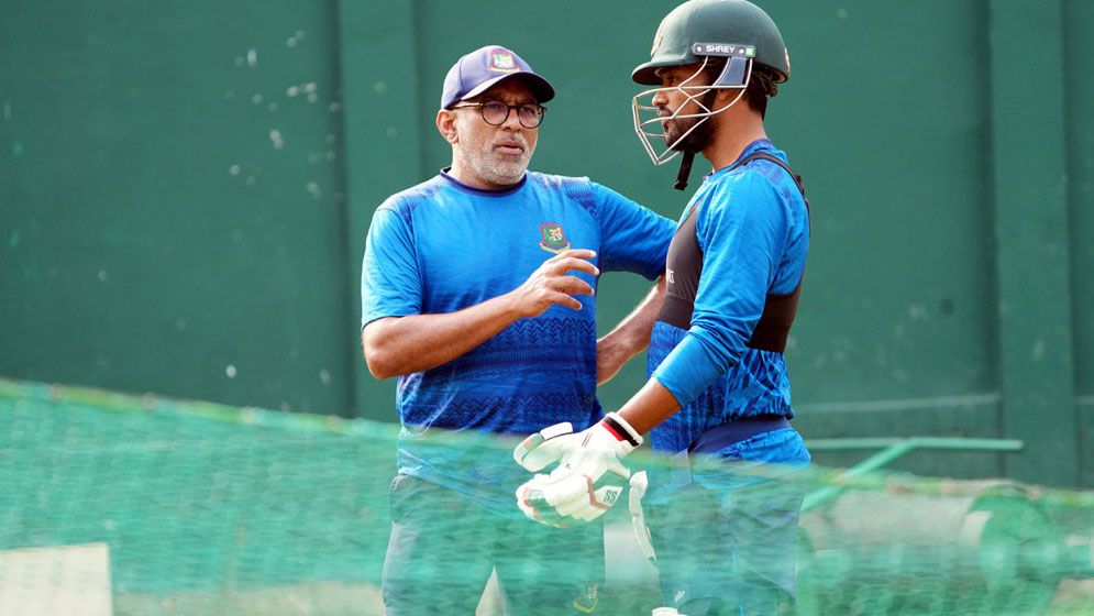 ছুটি শেষে ঢাকায় ফিরেছেন হাথুরুসিংহে