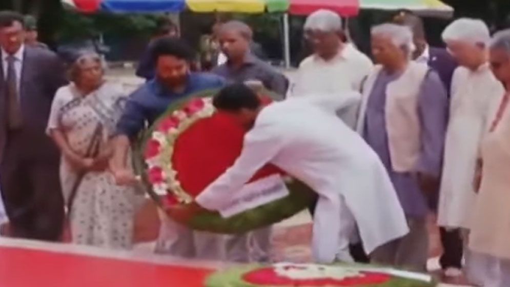 শহীদ মিনারে অন্তর্বর্তী সরকারের উপদেষ্টাদের শ্রদ্ধা