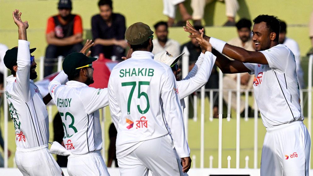 ৯৪ রানে এগিয়ে থেকে দিন শেষ বাংলাদেশের